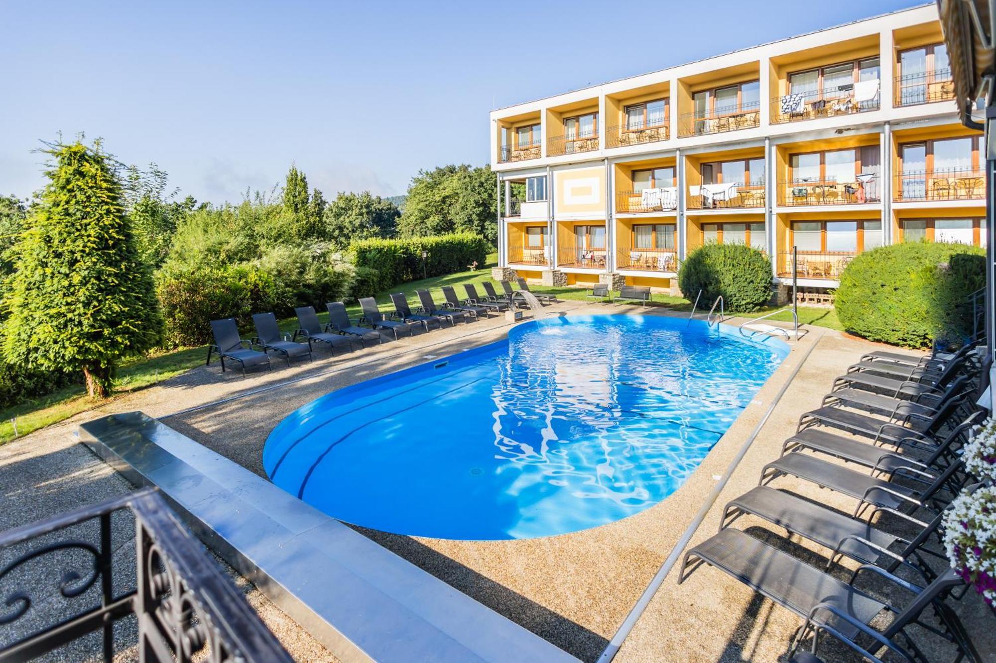 Lazensky A Wellness Hotel Nivamare Лугачовице Экстерьер фото