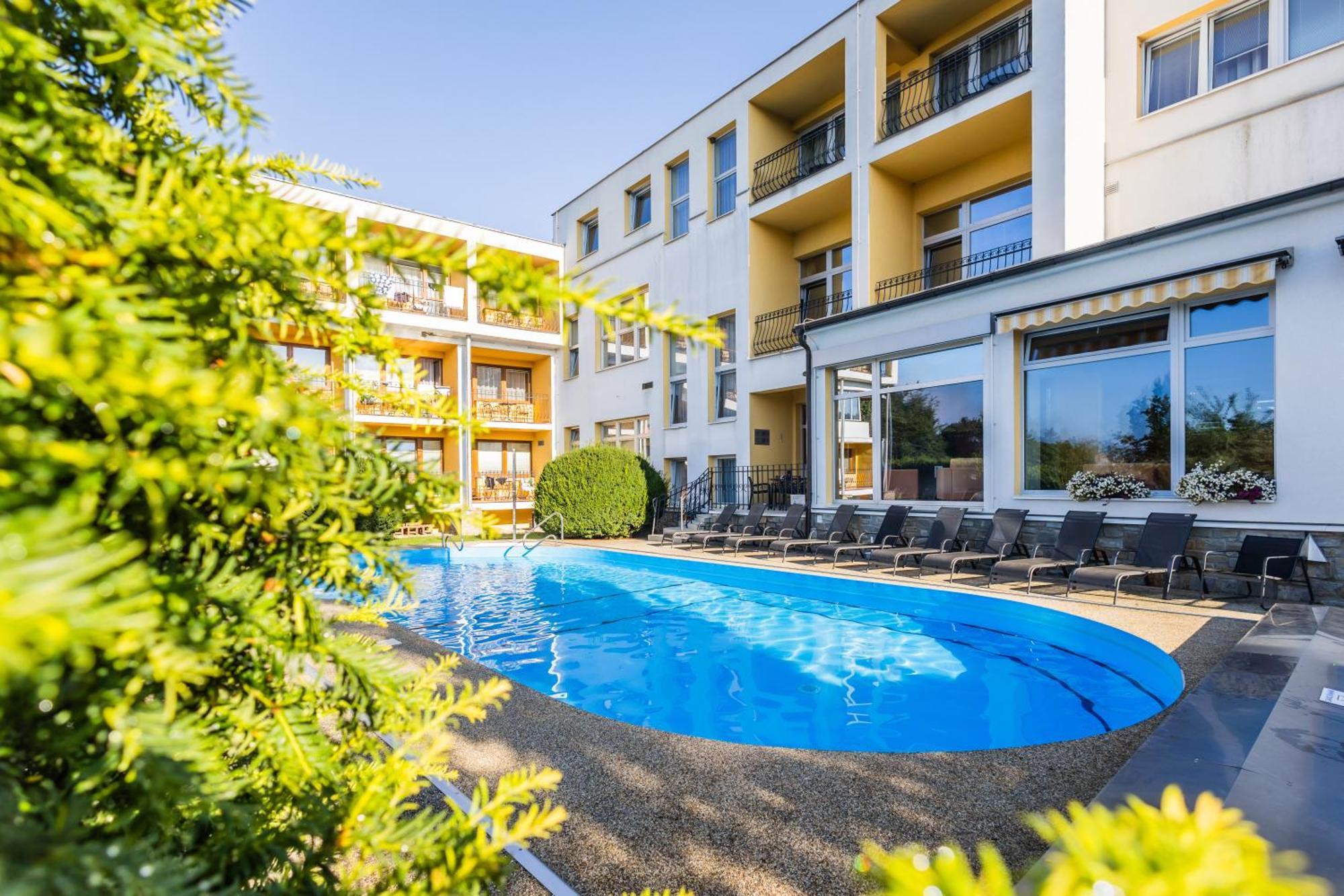 Lazensky A Wellness Hotel Nivamare Лугачовице Экстерьер фото